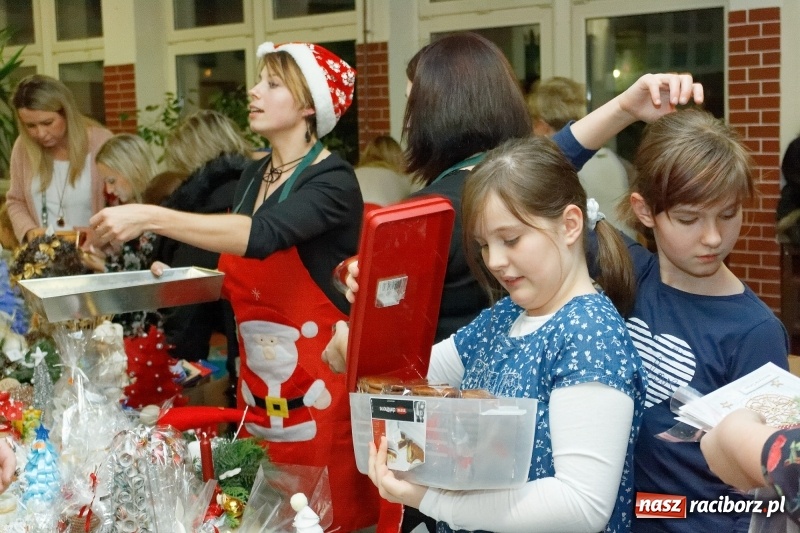 Zdjęcie w galerii na portalu naszraciborz.pl: W święta tracę głowę, tak uwielbiam ten czas! Kiermasz bożonarodzeniowy i Jasełka w Szkole Podstawowej nr 18 wiadomości z regionu
