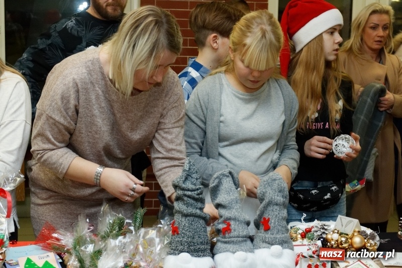 Zdjęcie w galerii na portalu naszraciborz.pl: W święta tracę głowę, tak uwielbiam ten czas! Kiermasz bożonarodzeniowy i Jasełka w Szkole Podstawowej nr 18 wiadomości z regionu