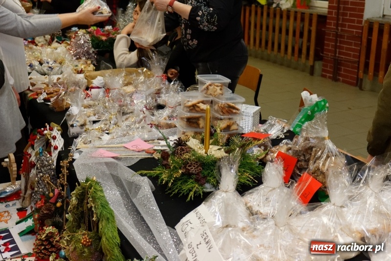 Zdjęcie w galerii na portalu naszraciborz.pl: W święta tracę głowę, tak uwielbiam ten czas! Kiermasz bożonarodzeniowy i Jasełka w Szkole Podstawowej nr 18 wiadomości z regionu