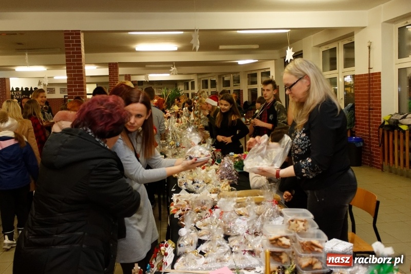 Zdjęcie w galerii na portalu naszraciborz.pl: W święta tracę głowę, tak uwielbiam ten czas! Kiermasz bożonarodzeniowy i Jasełka w Szkole Podstawowej nr 18 wiadomości z regionu