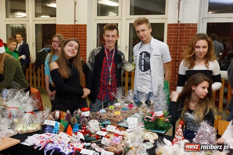 Zdjęcie w galerii na portalu naszraciborz.pl: W święta tracę głowę, tak uwielbiam ten czas! Kiermasz bożonarodzeniowy i Jasełka w Szkole Podstawowej nr 18 wiadomości z regionu
