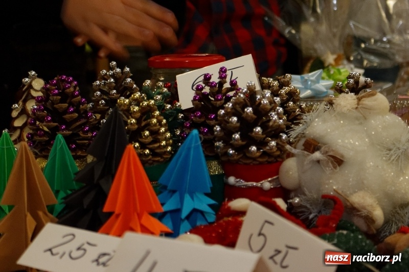 Zdjęcie w galerii na portalu naszraciborz.pl: W święta tracę głowę, tak uwielbiam ten czas! Kiermasz bożonarodzeniowy i Jasełka w Szkole Podstawowej nr 18 wiadomości z regionu