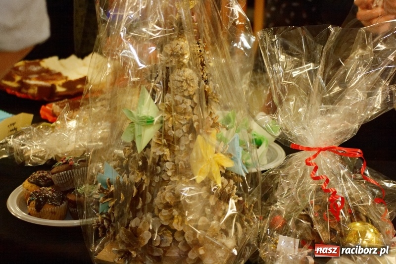 Zdjęcie w galerii na portalu naszraciborz.pl: W święta tracę głowę, tak uwielbiam ten czas! Kiermasz bożonarodzeniowy i Jasełka w Szkole Podstawowej nr 18 wiadomości z regionu