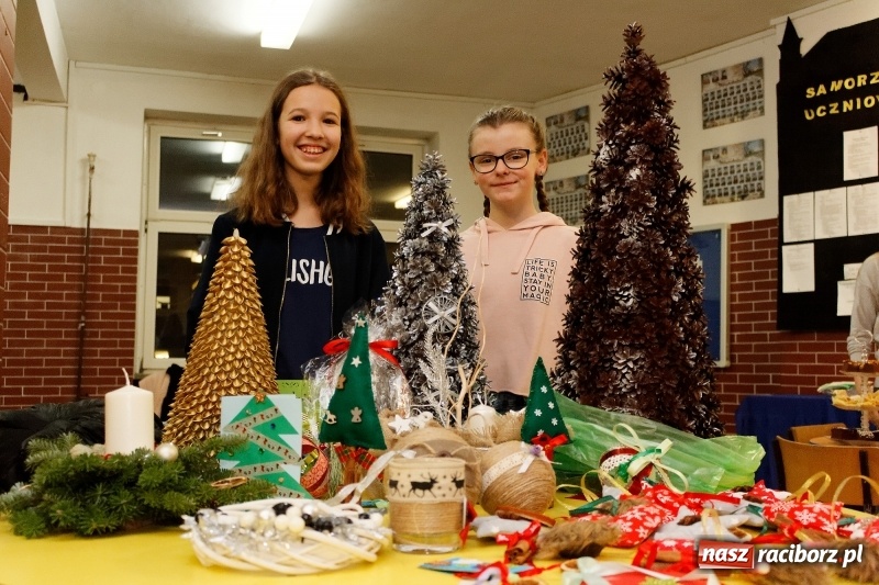 Zdjęcie w galerii na portalu naszraciborz.pl: W święta tracę głowę, tak uwielbiam ten czas! Kiermasz bożonarodzeniowy i Jasełka w Szkole Podstawowej nr 18 wiadomości z regionu