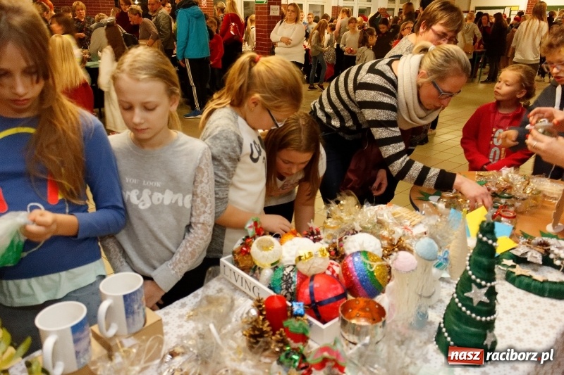 Zdjęcie w galerii na portalu naszraciborz.pl: W święta tracę głowę, tak uwielbiam ten czas! Kiermasz bożonarodzeniowy i Jasełka w Szkole Podstawowej nr 18 wiadomości z regionu