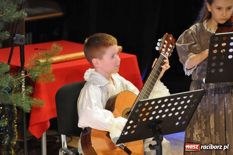 Zdjęcie w galerii na portalu naszraciborz.pl: Gwiazdka Serc - pełen zapis wideo z koncertu wiadomości z regionu