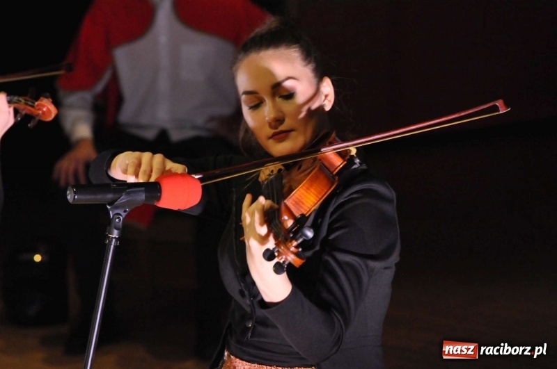 Zdjęcie w galerii na portalu naszraciborz.pl: Gwiazdka Serc - pełen zapis wideo z koncertu wiadomości z regionu