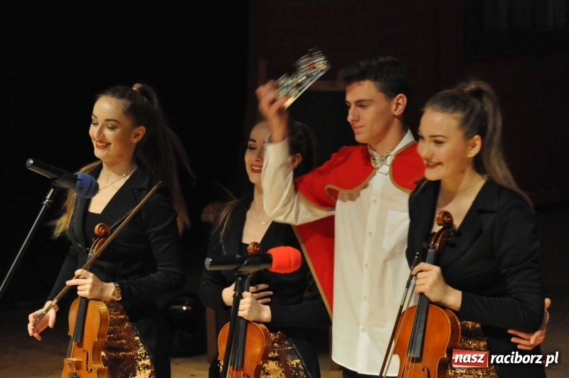 Zdjęcie w galerii na portalu naszraciborz.pl: Gwiazdka Serc - pełen zapis wideo z koncertu wiadomości z regionu
