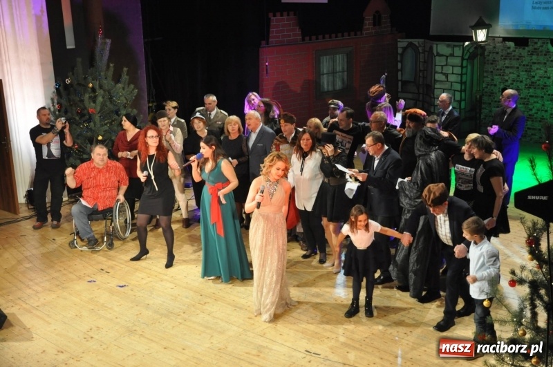 Zdjęcie w galerii na portalu naszraciborz.pl: Gwiazdka Serc - pełen zapis wideo z koncertu wiadomości z regionu