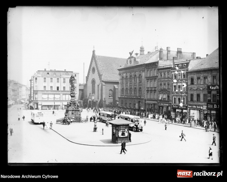 Zdjęcie w galerii na portalu naszraciborz.pl: Raciborski Rynek na starej fotografii. Zdjęcia pełne szczegółów  wiadomości z regionu