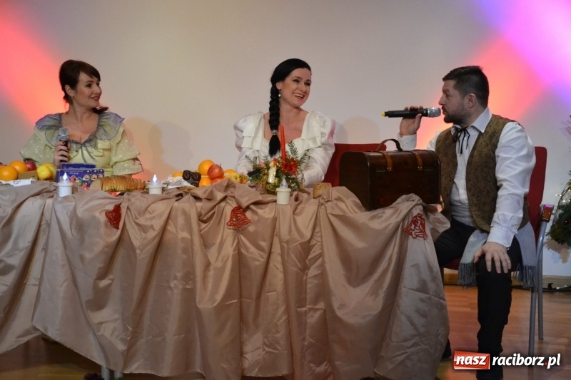 Zdjęcie w galerii na portalu naszraciborz.pl: Biesiada Wigilijna z artystami z Poznania na Zamku Piastowskim wiadomości z regionu