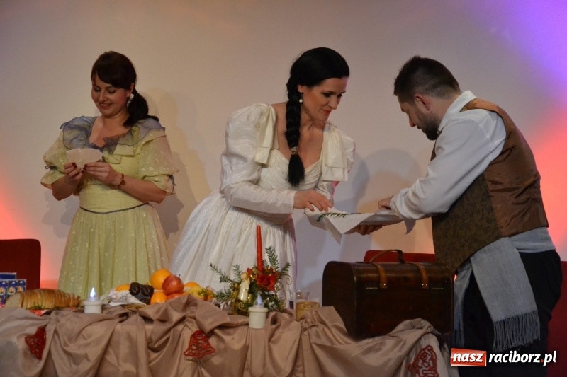 Zdjęcie w galerii na portalu naszraciborz.pl: Biesiada Wigilijna z artystami z Poznania na Zamku Piastowskim wiadomości z regionu