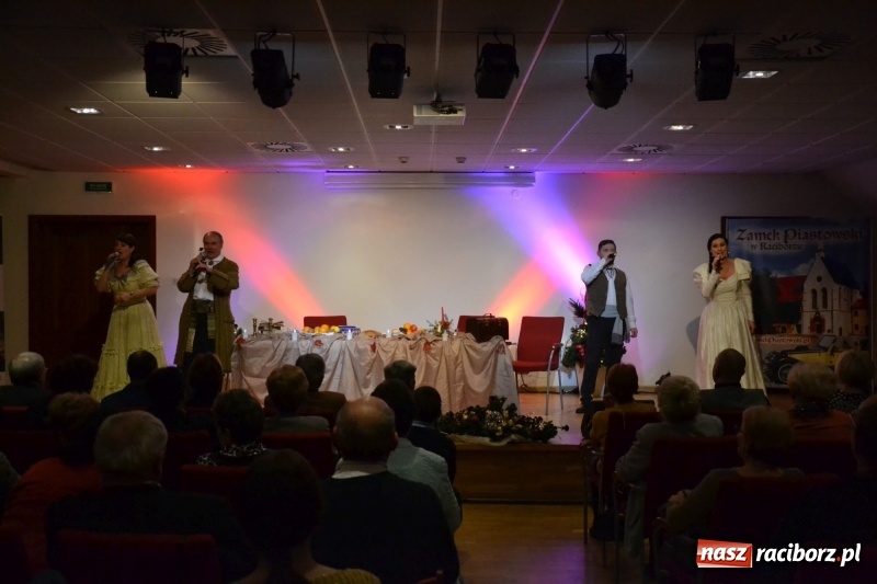 Zdjęcie w galerii na portalu naszraciborz.pl: Biesiada Wigilijna z artystami z Poznania na Zamku Piastowskim wiadomości z regionu