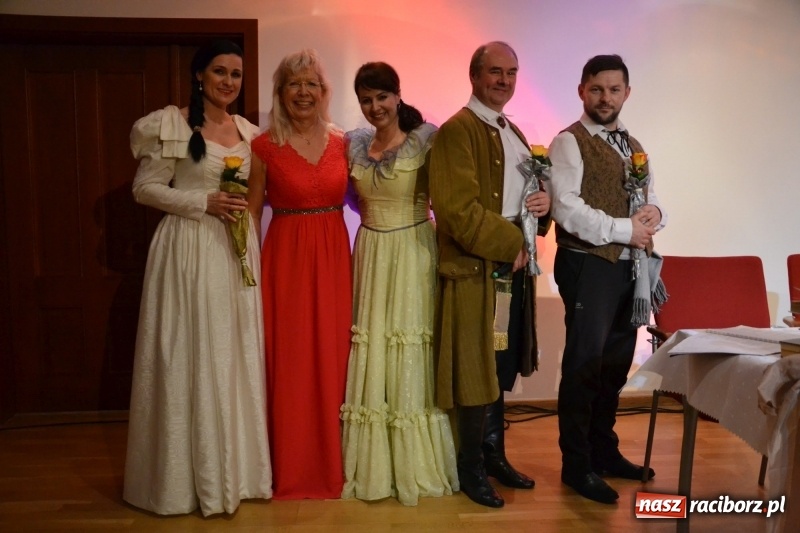 Zdjęcie w galerii na portalu naszraciborz.pl: Biesiada Wigilijna z artystami z Poznania na Zamku Piastowskim wiadomości z regionu