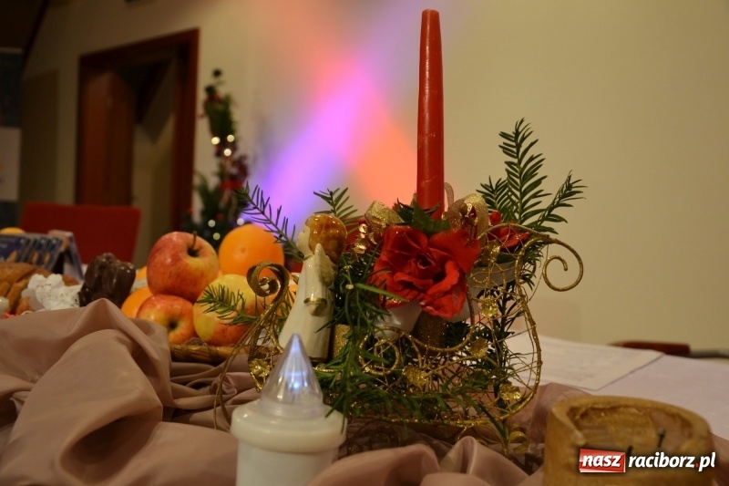 Zdjęcie w galerii na portalu naszraciborz.pl: Biesiada Wigilijna z artystami z Poznania na Zamku Piastowskim wiadomości z regionu