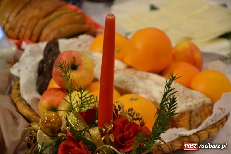 Zdjęcie w galerii na portalu naszraciborz.pl: Biesiada Wigilijna z artystami z Poznania na Zamku Piastowskim wiadomości z regionu