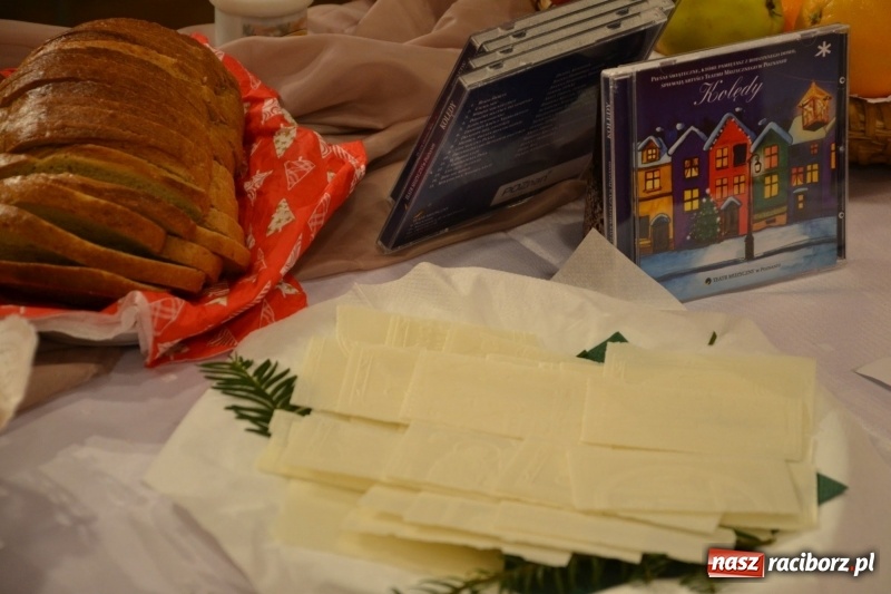 Zdjęcie w galerii na portalu naszraciborz.pl: Biesiada Wigilijna z artystami z Poznania na Zamku Piastowskim wiadomości z regionu