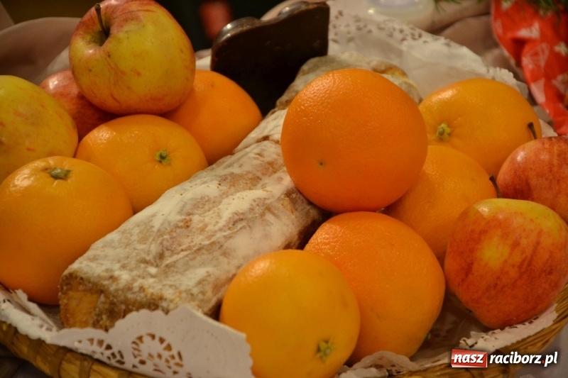 Zdjęcie w galerii na portalu naszraciborz.pl: Biesiada Wigilijna z artystami z Poznania na Zamku Piastowskim wiadomości z regionu