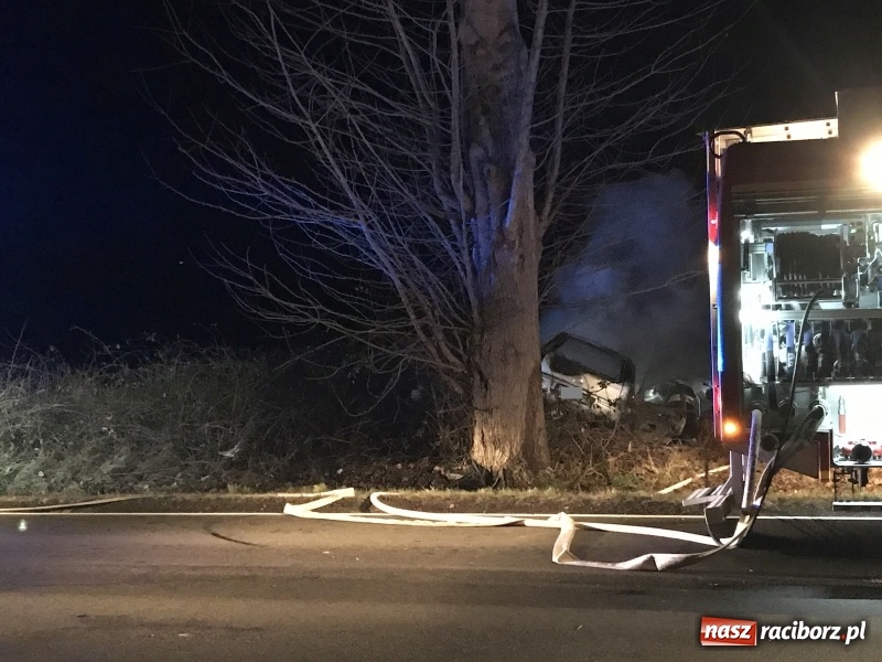 Zdjęcie w galerii na portalu naszraciborz.pl: Tragedia na drodze Racibórz Markowice-Babice. Opel uderzył w drzewo i stanął w płomieniach. Nie żyje 16-letnia dziewczyna wiadomości z regionu