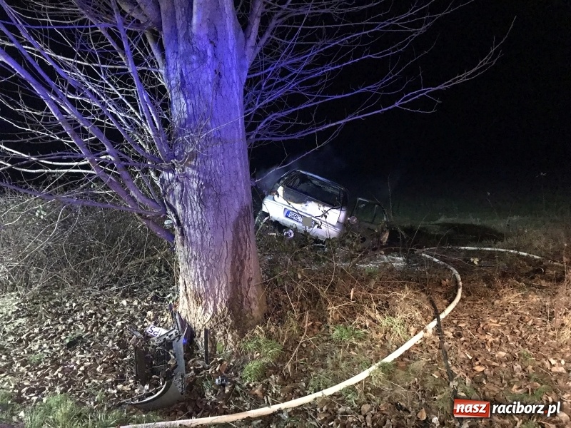 Zdjęcie w galerii na portalu naszraciborz.pl: Tragedia na drodze Racibórz Markowice-Babice. Opel uderzył w drzewo i stanął w płomieniach. Nie żyje 16-letnia dziewczyna wiadomości z regionu