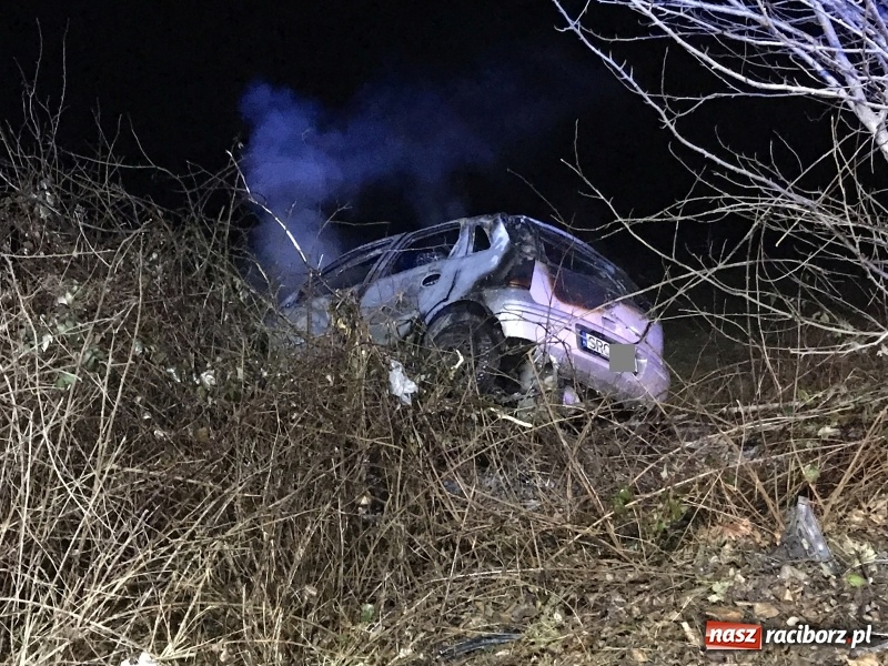 Zdjęcie w galerii na portalu naszraciborz.pl: Tragedia na drodze Racibórz Markowice-Babice. Opel uderzył w drzewo i stanął w płomieniach. Nie żyje 16-letnia dziewczyna wiadomości z regionu