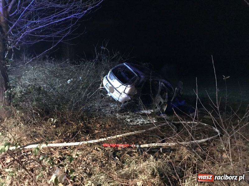 Zdjęcie w galerii na portalu naszraciborz.pl: Tragedia na drodze Racibórz Markowice-Babice. Opel uderzył w drzewo i stanął w płomieniach. Nie żyje 16-letnia dziewczyna wiadomości z regionu