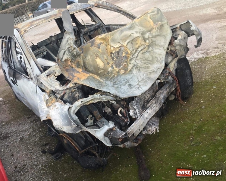 Zdjęcie w galerii na portalu naszraciborz.pl: Tragedia na drodze Racibórz Markowice-Babice. Opel uderzył w drzewo i stanął w płomieniach. Nie żyje 16-letnia dziewczyna wiadomości z regionu