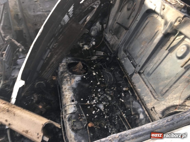 Zdjęcie w galerii na portalu naszraciborz.pl: Tragedia na drodze Racibórz Markowice-Babice. Opel uderzył w drzewo i stanął w płomieniach. Nie żyje 16-letnia dziewczyna wiadomości z regionu