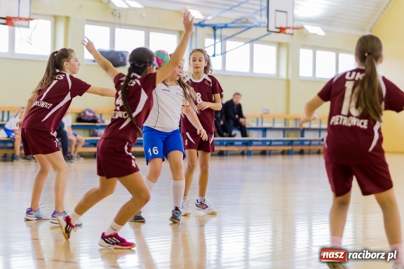 Zdjęcie w galerii na portalu naszraciborz.pl: 8. Turniej Piłki Ręcznej Dziewcząt Młodszych o puchar starosty raciborskiego wiadomości z regionu