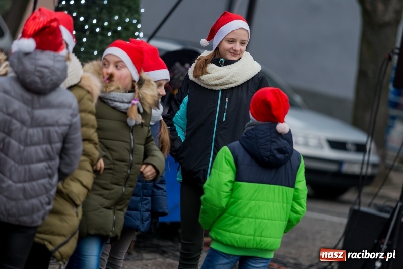 Zdjęcie w galerii na portalu naszraciborz.pl: Boże Narodzenie tuż tuż. Mieszkańcy Krzanowic rozświetlili choinkę na rynku FOTO i WIDEO wiadomości z regionu