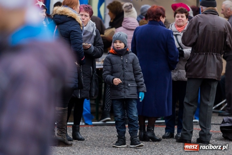 Zdjęcie w galerii na portalu naszraciborz.pl: Boże Narodzenie tuż tuż. Mieszkańcy Krzanowic rozświetlili choinkę na rynku FOTO i WIDEO wiadomości z regionu
