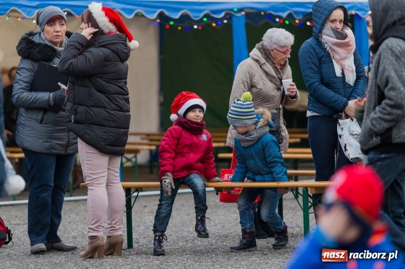 Zdjęcie w galerii na portalu naszraciborz.pl: Boże Narodzenie tuż tuż. Mieszkańcy Krzanowic rozświetlili choinkę na rynku FOTO i WIDEO wiadomości z regionu
