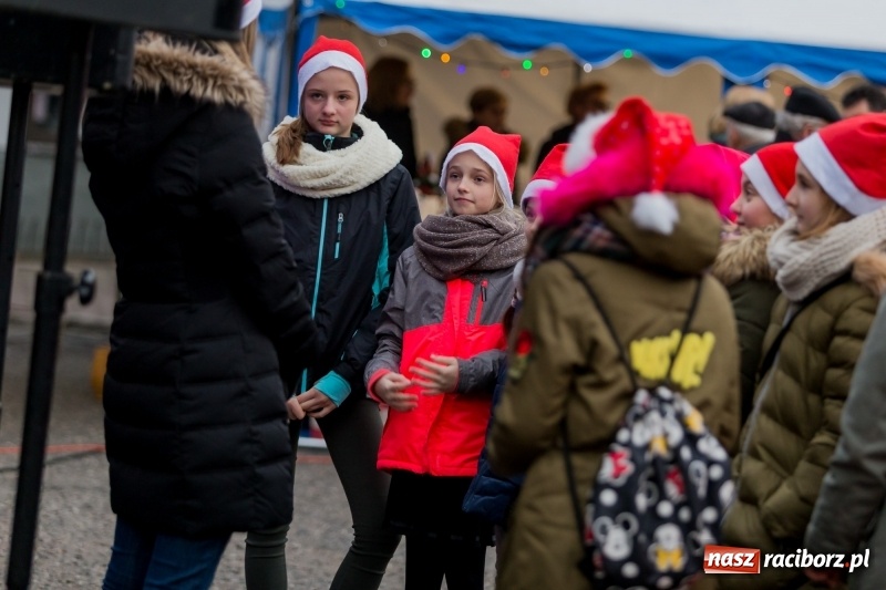Zdjęcie w galerii na portalu naszraciborz.pl: Boże Narodzenie tuż tuż. Mieszkańcy Krzanowic rozświetlili choinkę na rynku FOTO i WIDEO wiadomości z regionu