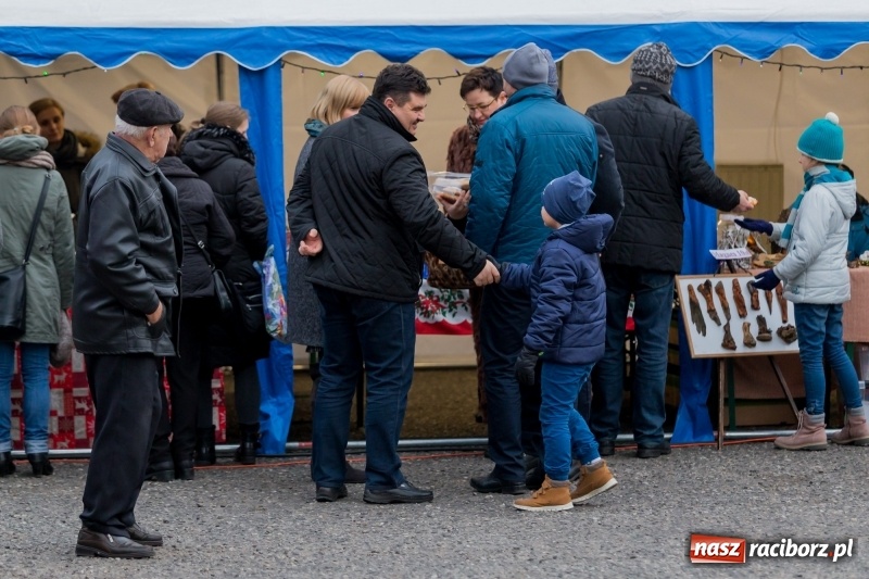 Zdjęcie w galerii na portalu naszraciborz.pl: Boże Narodzenie tuż tuż. Mieszkańcy Krzanowic rozświetlili choinkę na rynku FOTO i WIDEO wiadomości z regionu