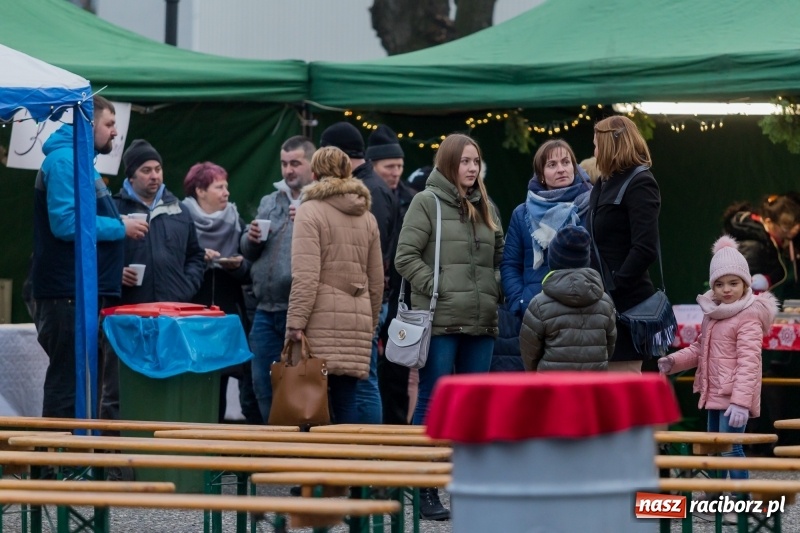 Zdjęcie w galerii na portalu naszraciborz.pl: Boże Narodzenie tuż tuż. Mieszkańcy Krzanowic rozświetlili choinkę na rynku FOTO i WIDEO wiadomości z regionu