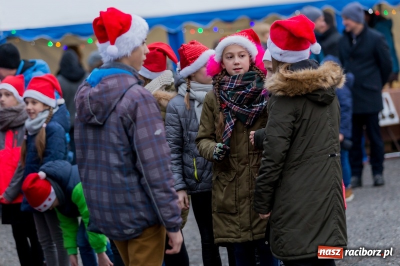 Zdjęcie w galerii na portalu naszraciborz.pl: Boże Narodzenie tuż tuż. Mieszkańcy Krzanowic rozświetlili choinkę na rynku FOTO i WIDEO wiadomości z regionu