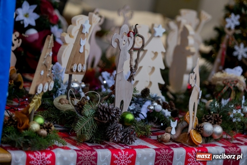 Zdjęcie w galerii na portalu naszraciborz.pl: Boże Narodzenie tuż tuż. Mieszkańcy Krzanowic rozświetlili choinkę na rynku FOTO i WIDEO wiadomości z regionu