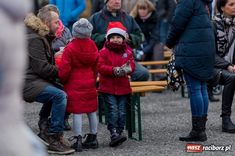 Zdjęcie w galerii na portalu naszraciborz.pl: Boże Narodzenie tuż tuż. Mieszkańcy Krzanowic rozświetlili choinkę na rynku FOTO i WIDEO wiadomości z regionu