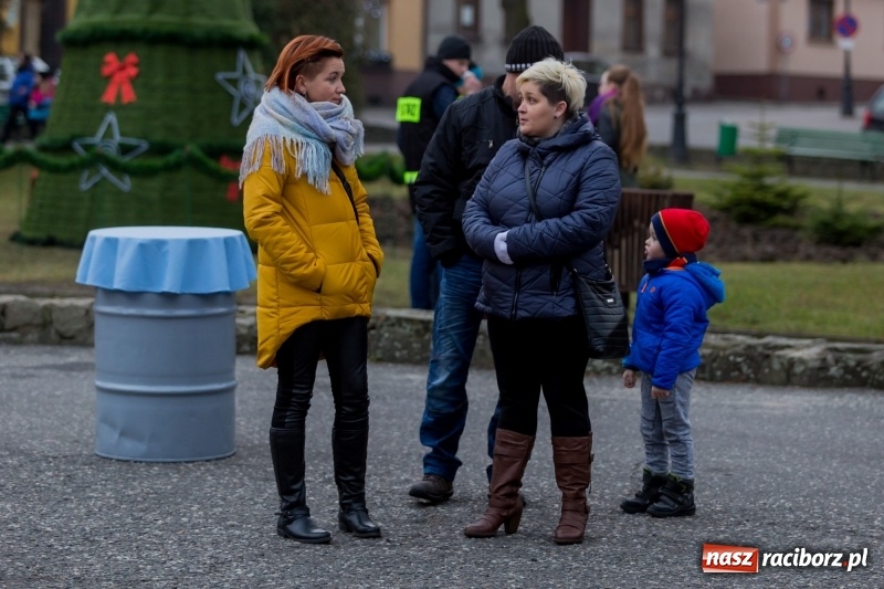 Zdjęcie w galerii na portalu naszraciborz.pl: Boże Narodzenie tuż tuż. Mieszkańcy Krzanowic rozświetlili choinkę na rynku FOTO i WIDEO wiadomości z regionu