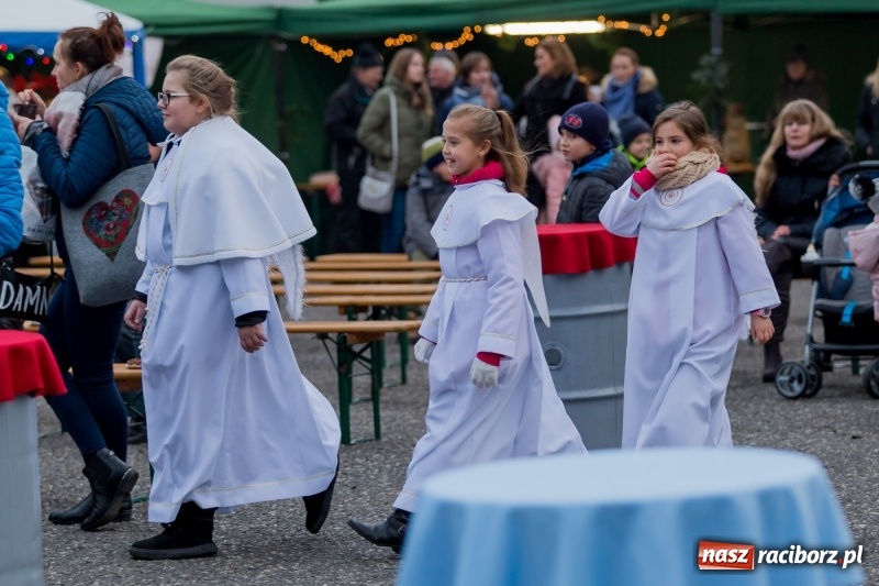 Zdjęcie w galerii na portalu naszraciborz.pl: Boże Narodzenie tuż tuż. Mieszkańcy Krzanowic rozświetlili choinkę na rynku FOTO i WIDEO wiadomości z regionu