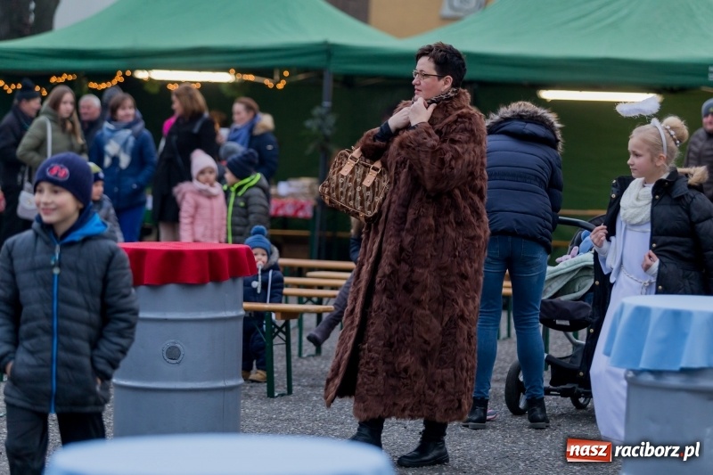 Zdjęcie w galerii na portalu naszraciborz.pl: Boże Narodzenie tuż tuż. Mieszkańcy Krzanowic rozświetlili choinkę na rynku FOTO i WIDEO wiadomości z regionu