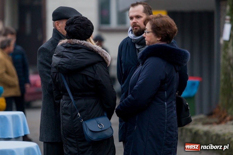 Zdjęcie w galerii na portalu naszraciborz.pl: Boże Narodzenie tuż tuż. Mieszkańcy Krzanowic rozświetlili choinkę na rynku FOTO i WIDEO wiadomości z regionu