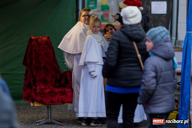 Zdjęcie w galerii na portalu naszraciborz.pl: Boże Narodzenie tuż tuż. Mieszkańcy Krzanowic rozświetlili choinkę na rynku FOTO i WIDEO wiadomości z regionu