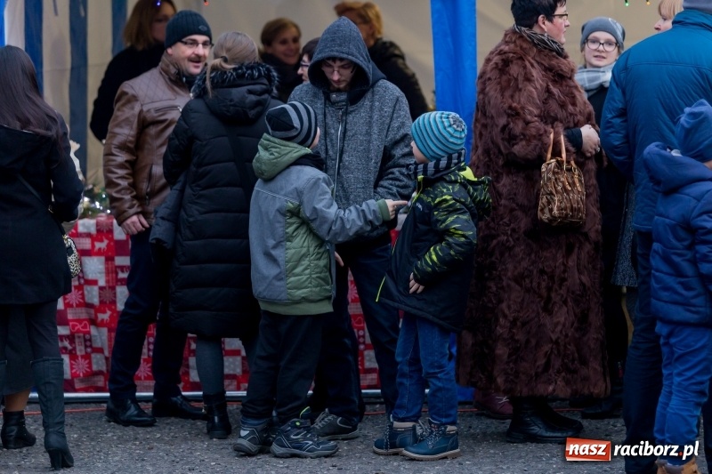 Zdjęcie w galerii na portalu naszraciborz.pl: Boże Narodzenie tuż tuż. Mieszkańcy Krzanowic rozświetlili choinkę na rynku FOTO i WIDEO wiadomości z regionu