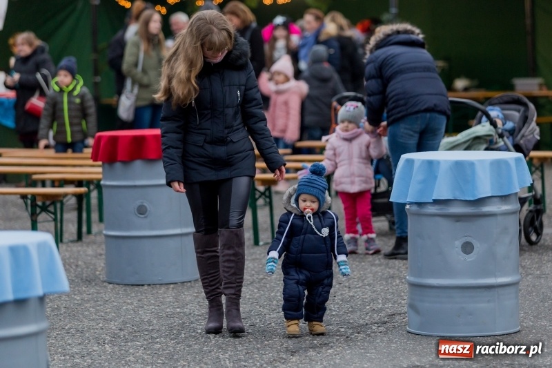 Zdjęcie w galerii na portalu naszraciborz.pl: Boże Narodzenie tuż tuż. Mieszkańcy Krzanowic rozświetlili choinkę na rynku FOTO i WIDEO wiadomości z regionu