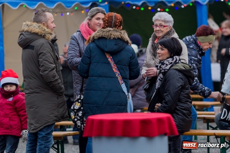 Zdjęcie w galerii na portalu naszraciborz.pl: Boże Narodzenie tuż tuż. Mieszkańcy Krzanowic rozświetlili choinkę na rynku FOTO i WIDEO wiadomości z regionu
