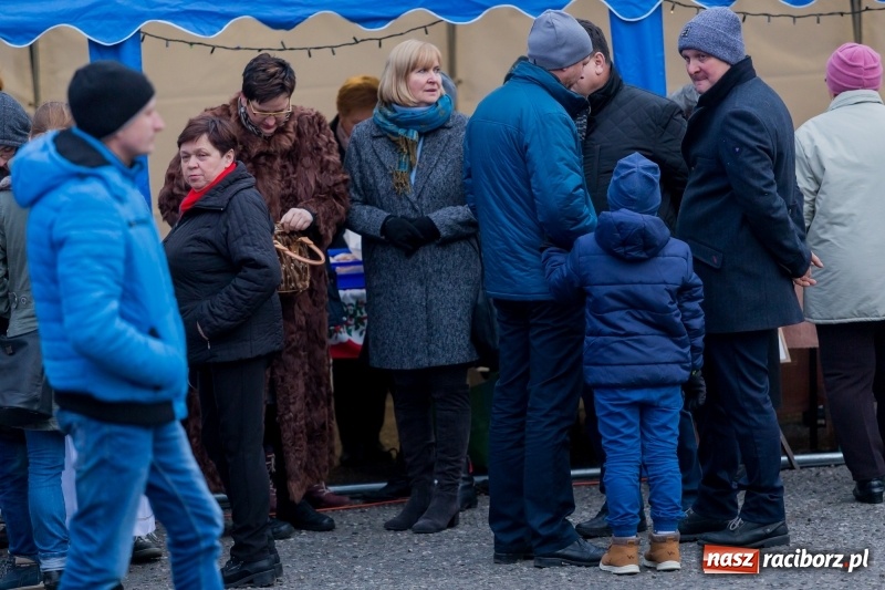 Zdjęcie w galerii na portalu naszraciborz.pl: Boże Narodzenie tuż tuż. Mieszkańcy Krzanowic rozświetlili choinkę na rynku FOTO i WIDEO wiadomości z regionu
