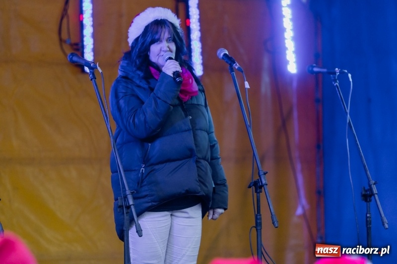 Zdjęcie w galerii na portalu naszraciborz.pl: Boże Narodzenie tuż tuż. Mieszkańcy Krzanowic rozświetlili choinkę na rynku FOTO i WIDEO wiadomości z regionu
