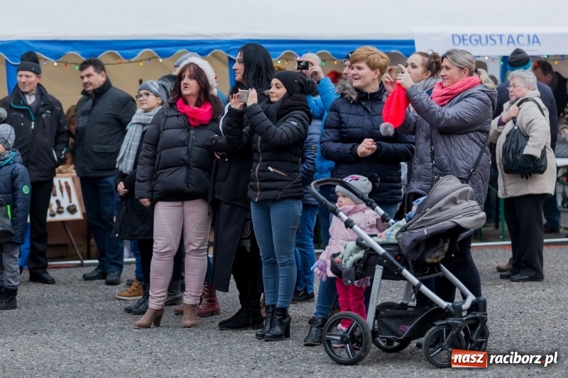 Zdjęcie w galerii na portalu naszraciborz.pl: Boże Narodzenie tuż tuż. Mieszkańcy Krzanowic rozświetlili choinkę na rynku FOTO i WIDEO wiadomości z regionu