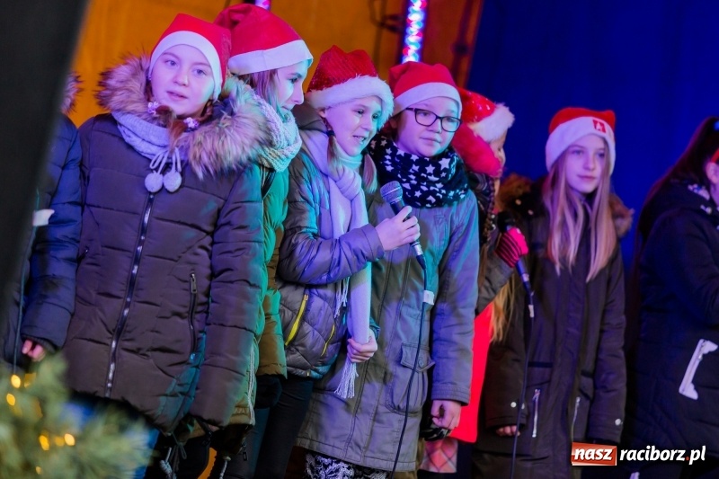 Zdjęcie w galerii na portalu naszraciborz.pl: Boże Narodzenie tuż tuż. Mieszkańcy Krzanowic rozświetlili choinkę na rynku FOTO i WIDEO wiadomości z regionu